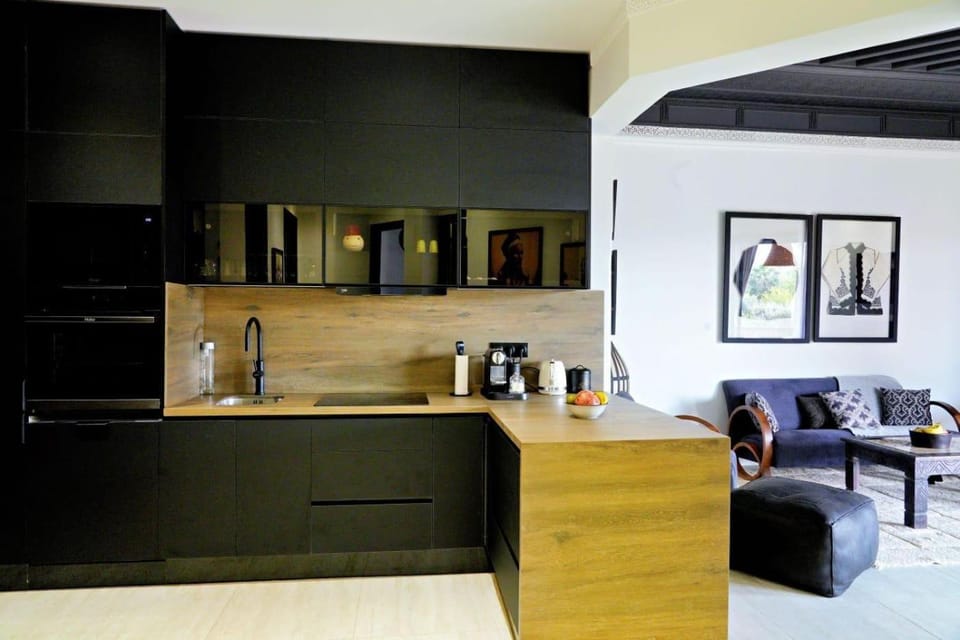 Coffee/tea facilities, microwave, oven, stove, toaster, kitchen