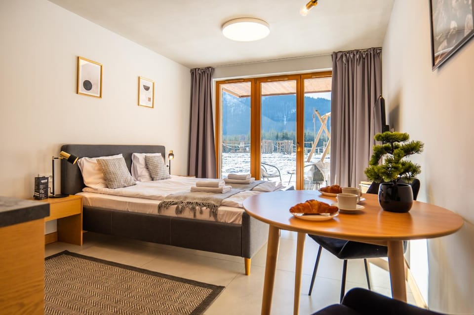 Bedroom, Mountain view