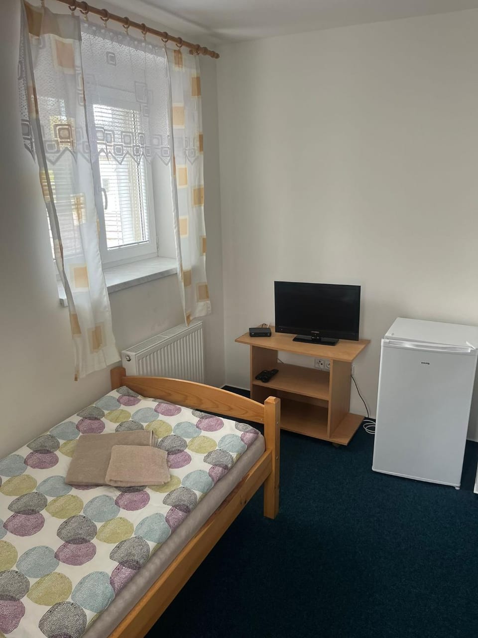 Bed, TV and multimedia, Bedroom