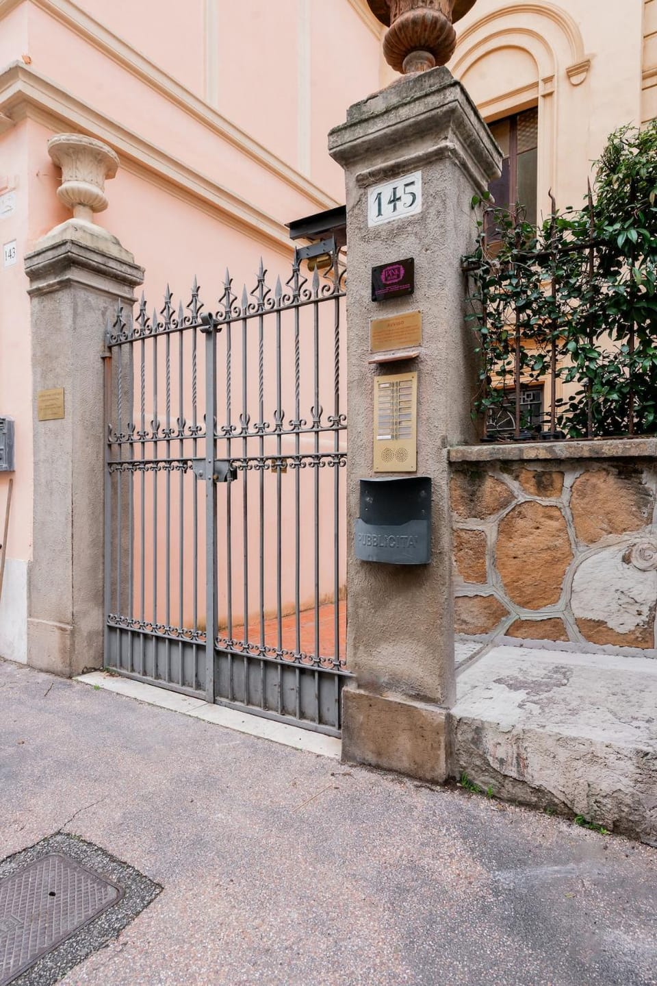 Facade/entrance