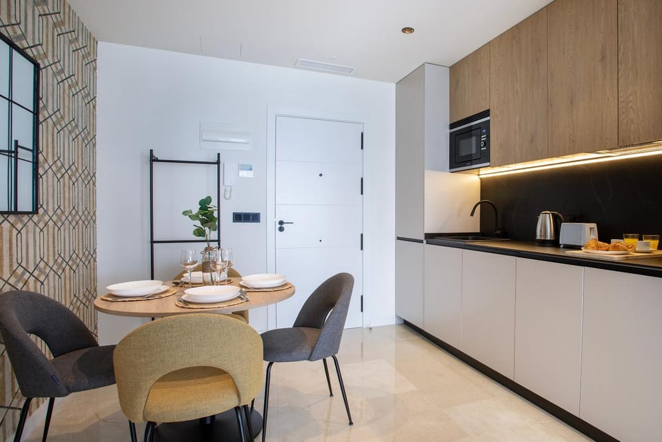 Kitchen or kitchenette, Dining area