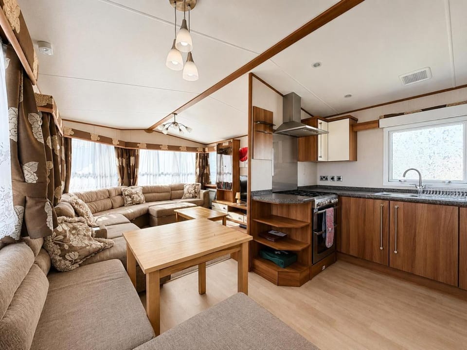 Cosy Caravan With Side Decking At Felixstowe Beach Holiday Park Ref 55012Sw House in Felixstowe