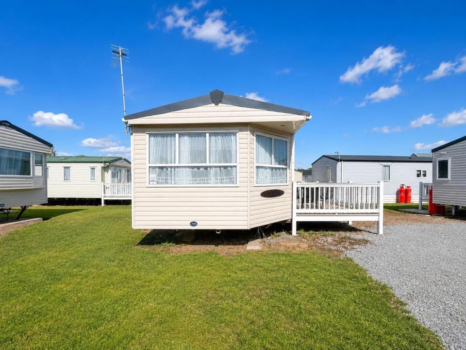 Cosy Caravan With Side Decking At Felixstowe Beach Holiday Park Ref 55012Sw House in Felixstowe