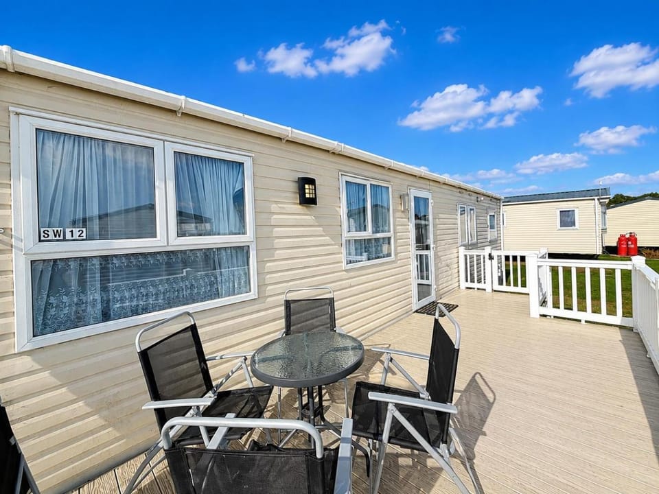 Cosy Caravan With Side Decking At Felixstowe Beach Holiday Park Ref 55012Sw House in Felixstowe