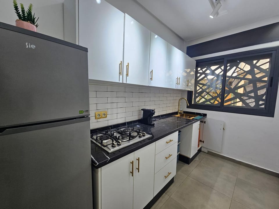 Restaurant/places to eat, Kitchen or kitchenette