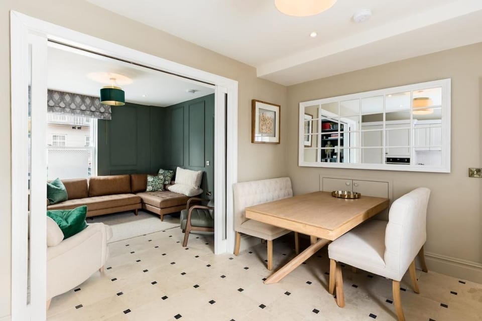 Well Located, Cheltenham 4 Bed Townhouse & Parking House in Cheltenham