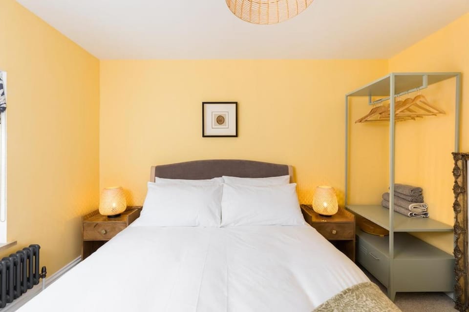 Well Located, Cheltenham 4 Bed Townhouse & Parking House in Cheltenham