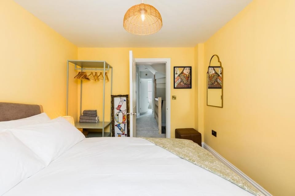 Well Located, Cheltenham 4 Bed Townhouse & Parking House in Cheltenham