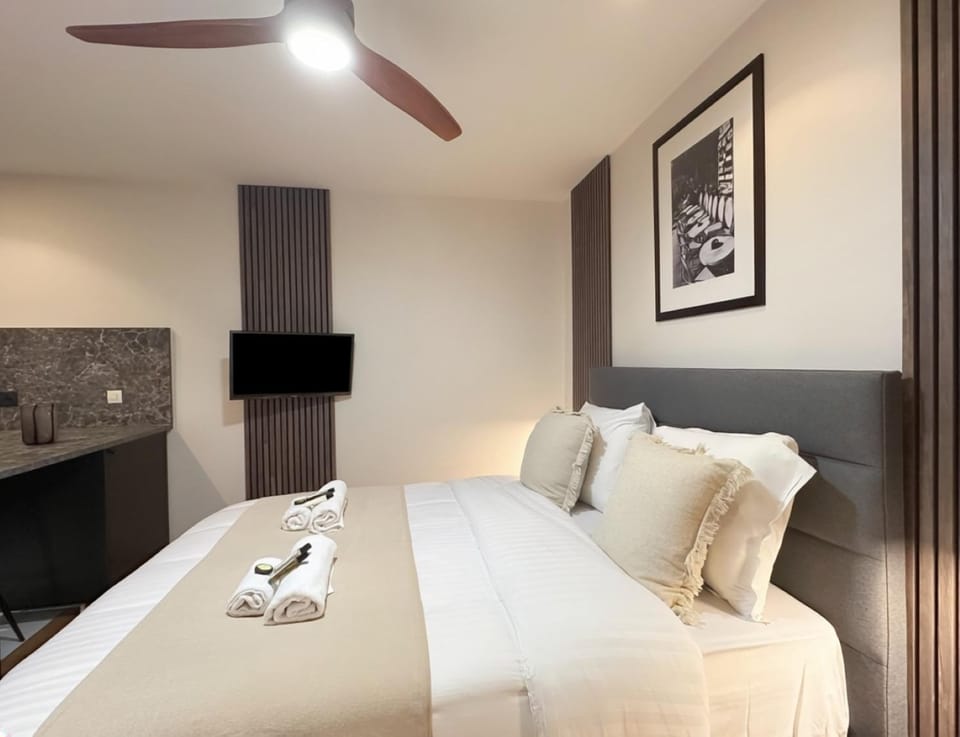 Communal lounge/ TV room, Bed, TV and multimedia, Living room, Seating area, internet, towels