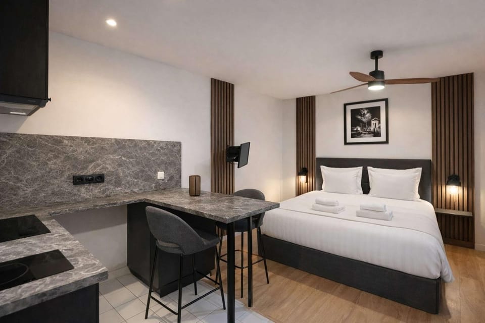 Bed, Kitchen or kitchenette, Living room, Seating area, storage