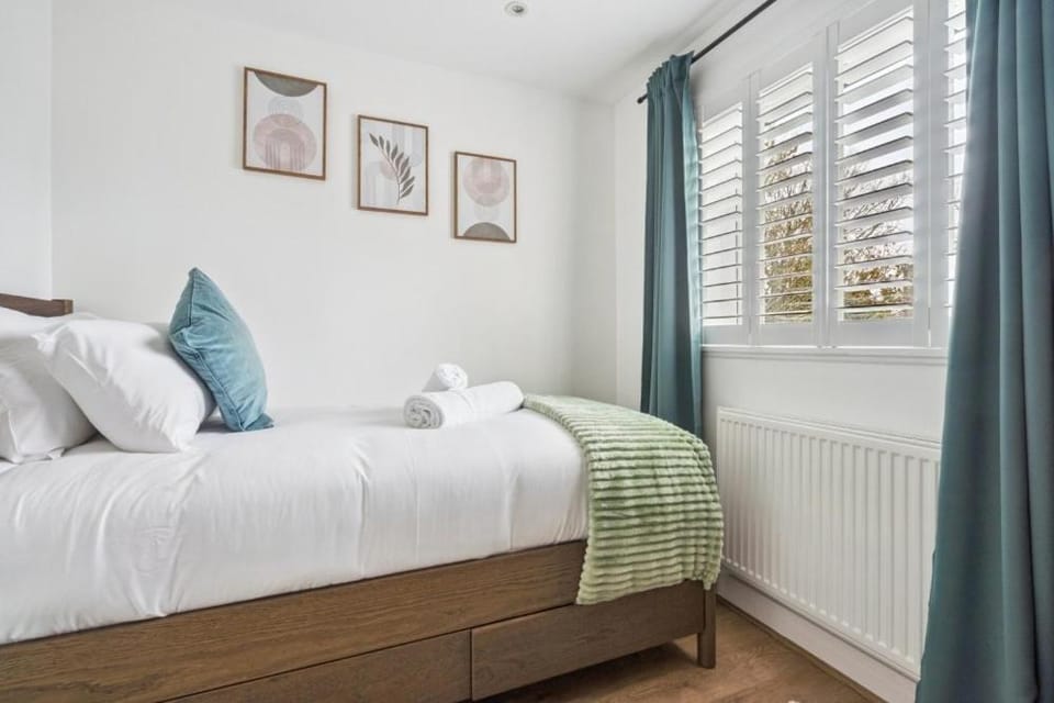 Contemporary 3-Bed House - Parking - By Tempstay House in Windsor