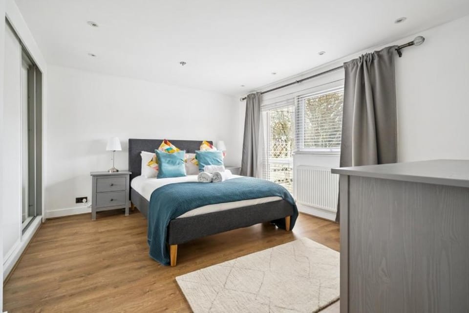 Contemporary 3-Bed House - Parking - By Tempstay House in Windsor