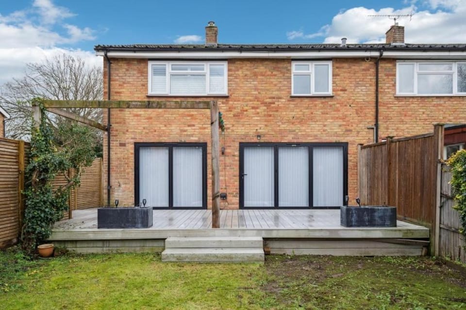 Contemporary 3-Bed House - Parking - By Tempstay House in Windsor