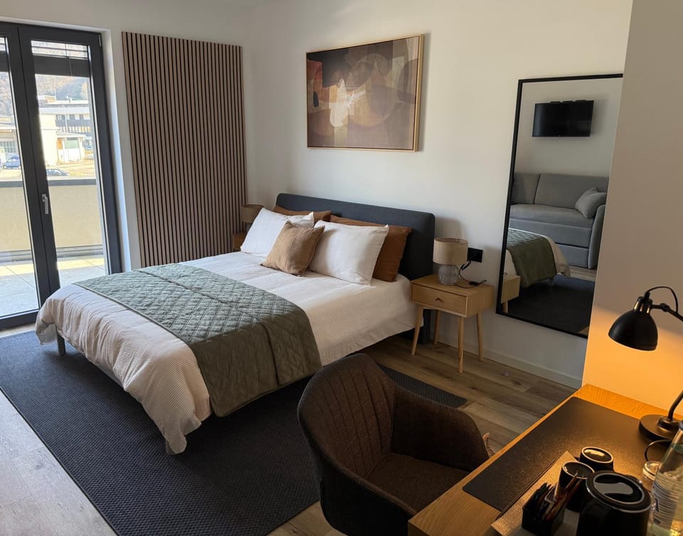 Bed, TV and multimedia, Photo of the whole room, Bedroom