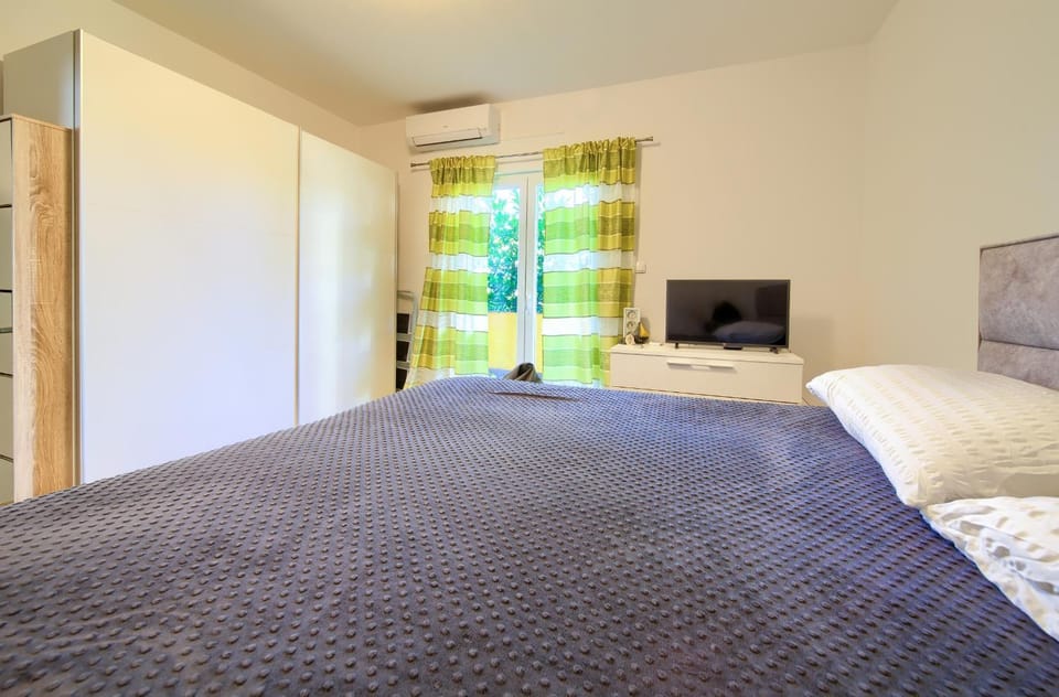 Bed, TV and multimedia, Bedroom