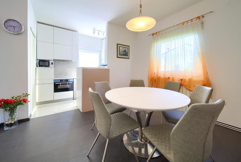 Kitchen or kitchenette, Seating area, Dining area, oven, stove