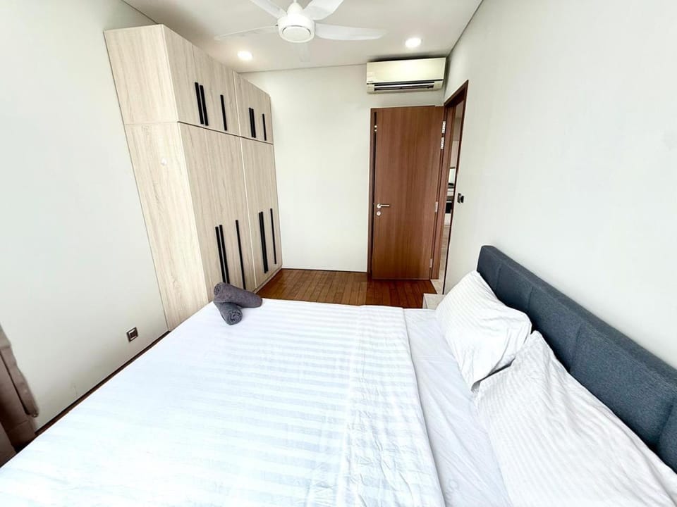 Bed, Photo of the whole room, Bedroom, fireplace, wardrobe, air conditioner