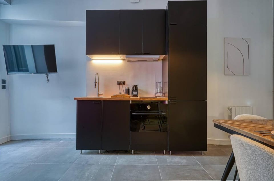 Kitchen or kitchenette, oven, stove