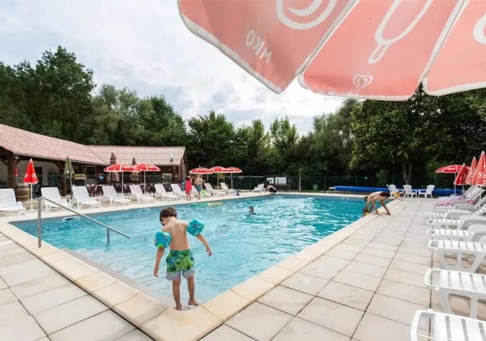 Camping la Vallée des Vignes - Aquatique Vacances Campground/ 
RV Resort in Pays de la Loire