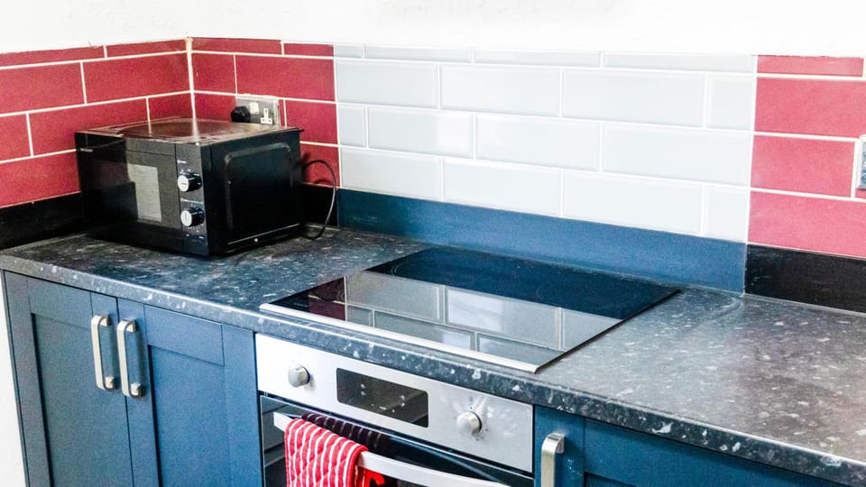 Serviced Accom Sleeps 8- Near London Free Parking House in Croydon