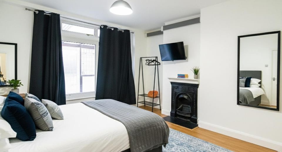 Serviced Accom Sleeps 8- Near London Free Parking House in Croydon
