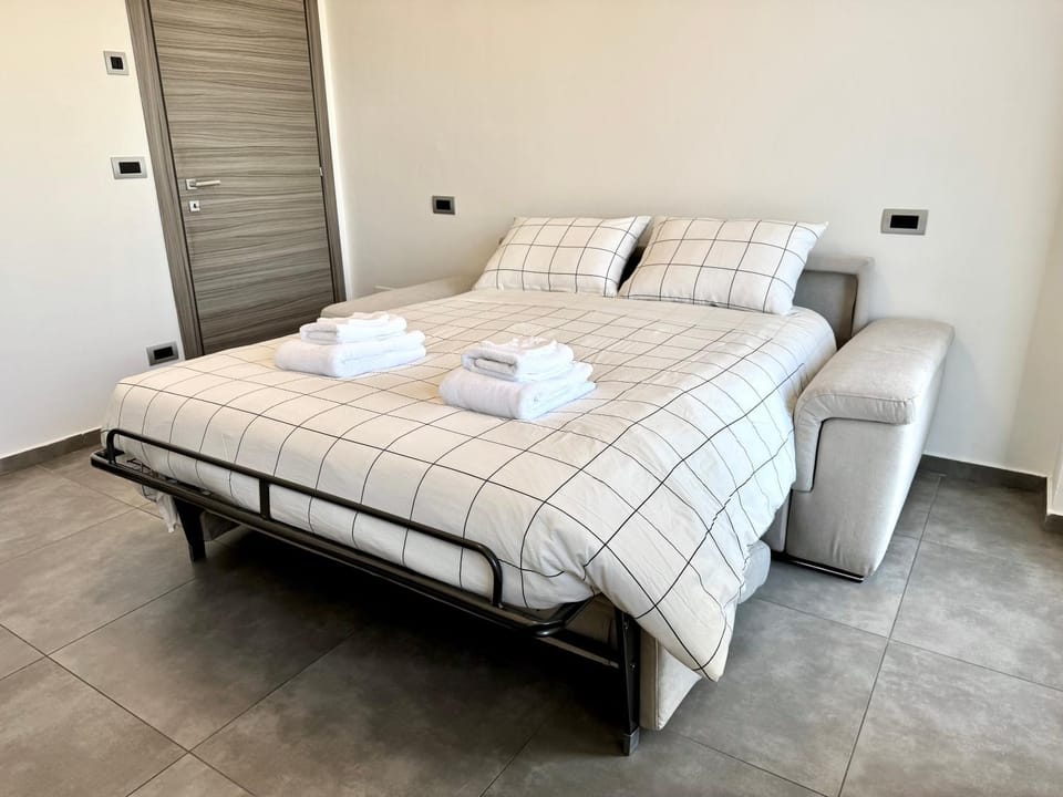 Bed, Photo of the whole room, towels