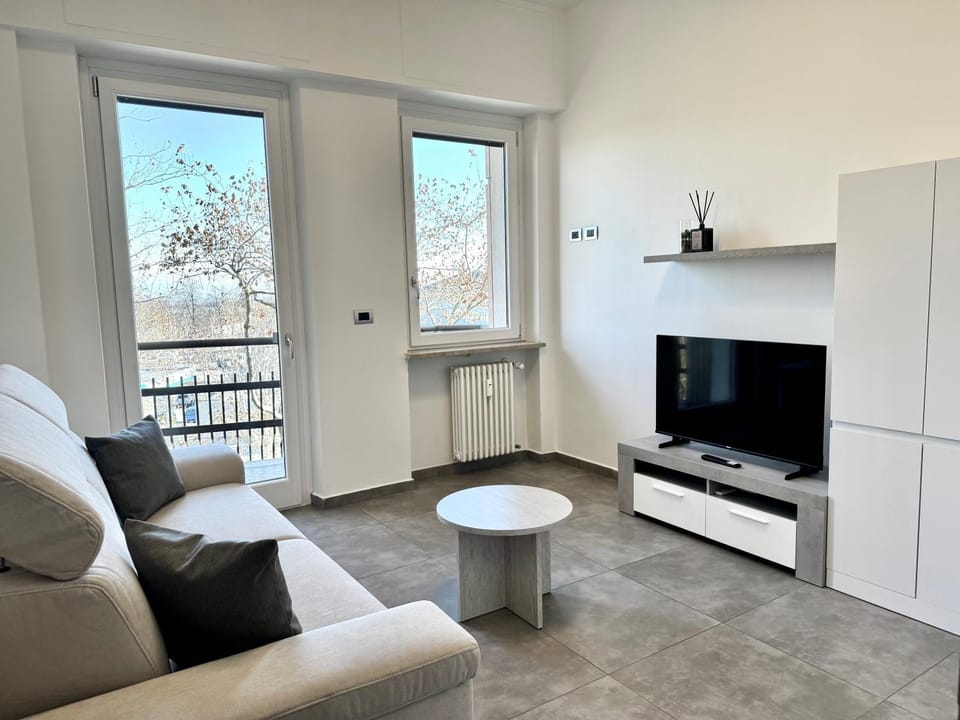 TV and multimedia, Living room, Seating area, Evening entertainment