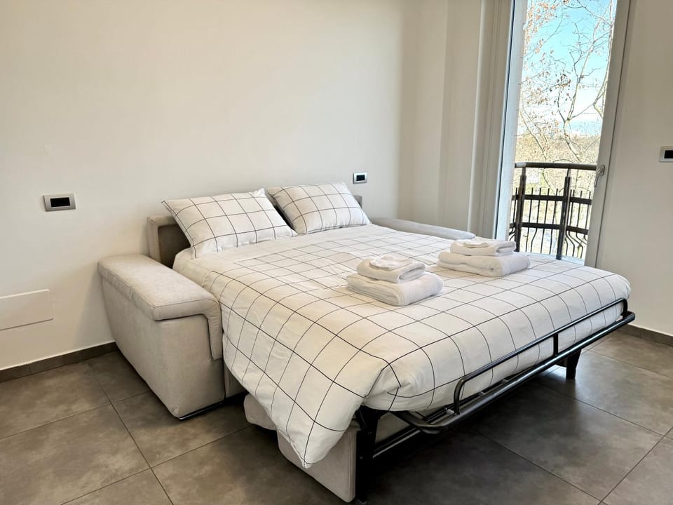 Bed, Photo of the whole room, towels