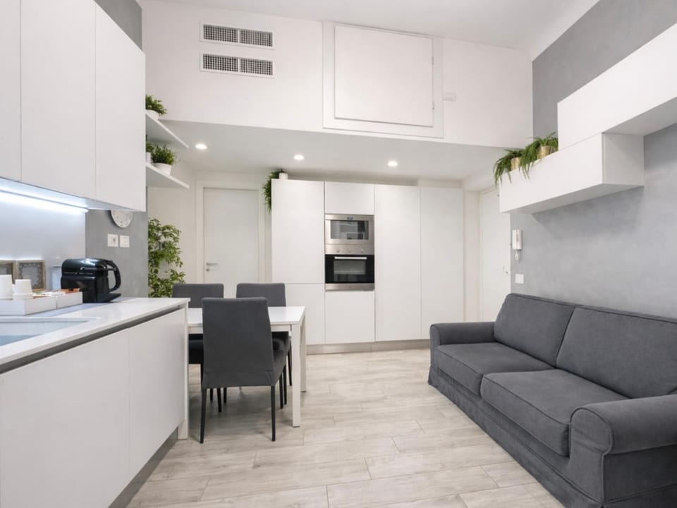 Coffee/tea facilities, Kitchen or kitchenette, Kitchen or kitchenette, Living room, Communal kitchen, Internal: Not applicable to any particular room