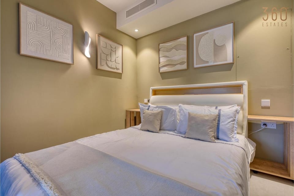 Bed, Photo of the whole room, Bedroom, fireplace, air conditioner