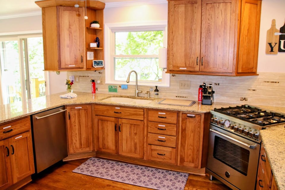 All-King Beds, Chefs Kitchen, Quiet Outdoor Oasis House in Shawnee