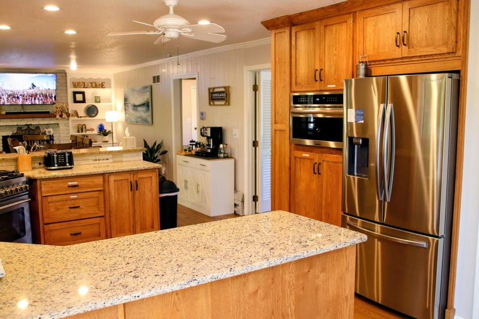 All-King Beds, Chefs Kitchen, Quiet Outdoor Oasis House in Shawnee