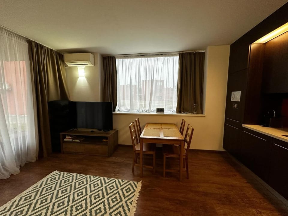 Communal lounge/ TV room, TV and multimedia, Dining area
