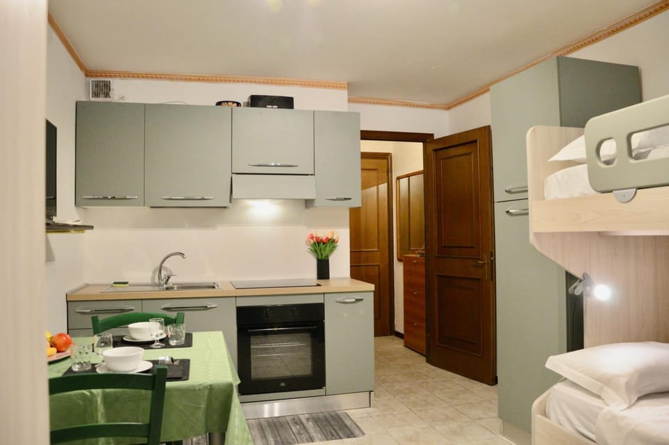 Hostdomus - Grey Mono Apartment in Sestriere
