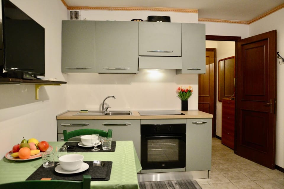 Hostdomus - Grey Mono Apartment in Sestriere