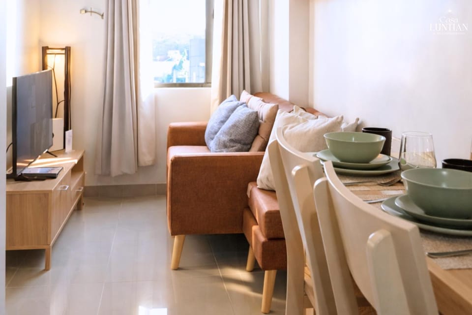 TV and multimedia, Living room, Seating area, Dining area