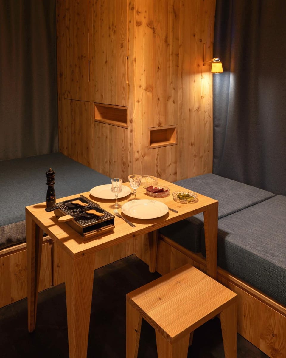 Bed, Food and drinks, Dining area