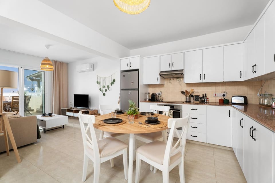 Coffee/tea facilities, Kitchen or kitchenette, Dining area, dishwasher, oven, stove, toaster