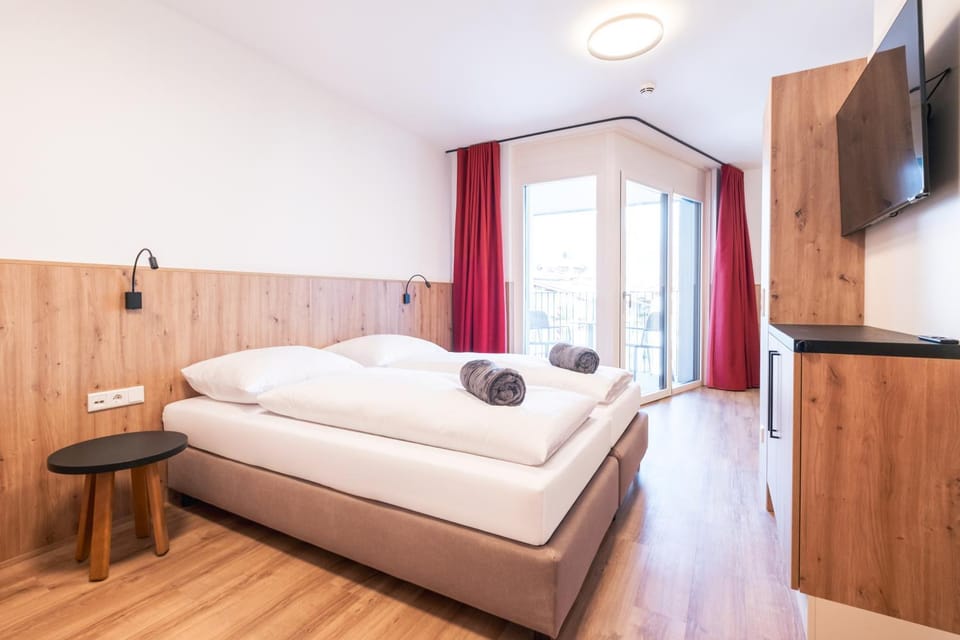 Bed, TV and multimedia, Photo of the whole room