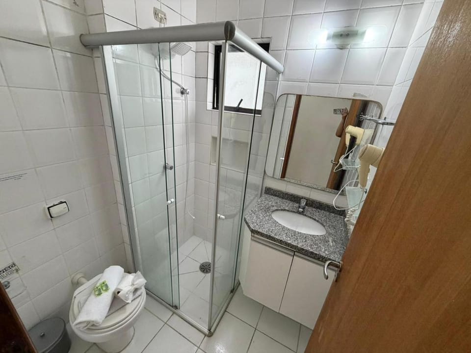 Apartamento no Centro 150 metros da praia com piscina e estacionamento incluso Apartment in Caraguatatuba