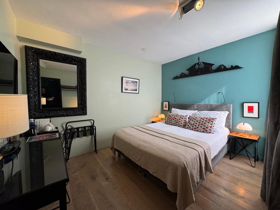 Bed, TV and multimedia, Bedroom