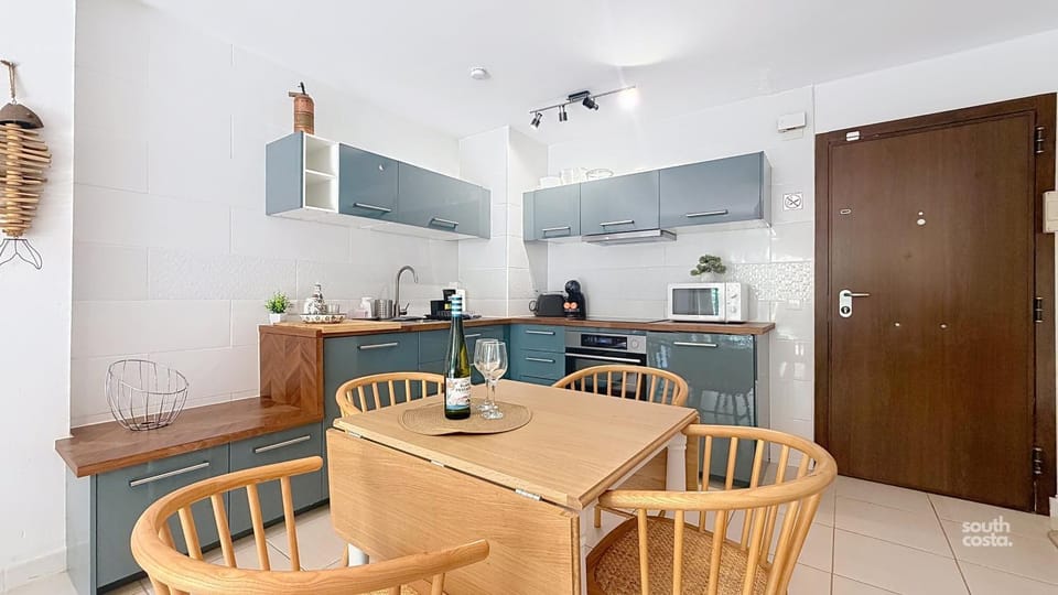 Kitchen or kitchenette, Dining area, oven, pet friendly, stove
