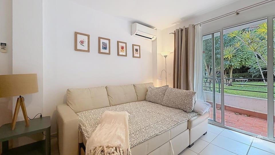 Bed, Living room, air conditioner