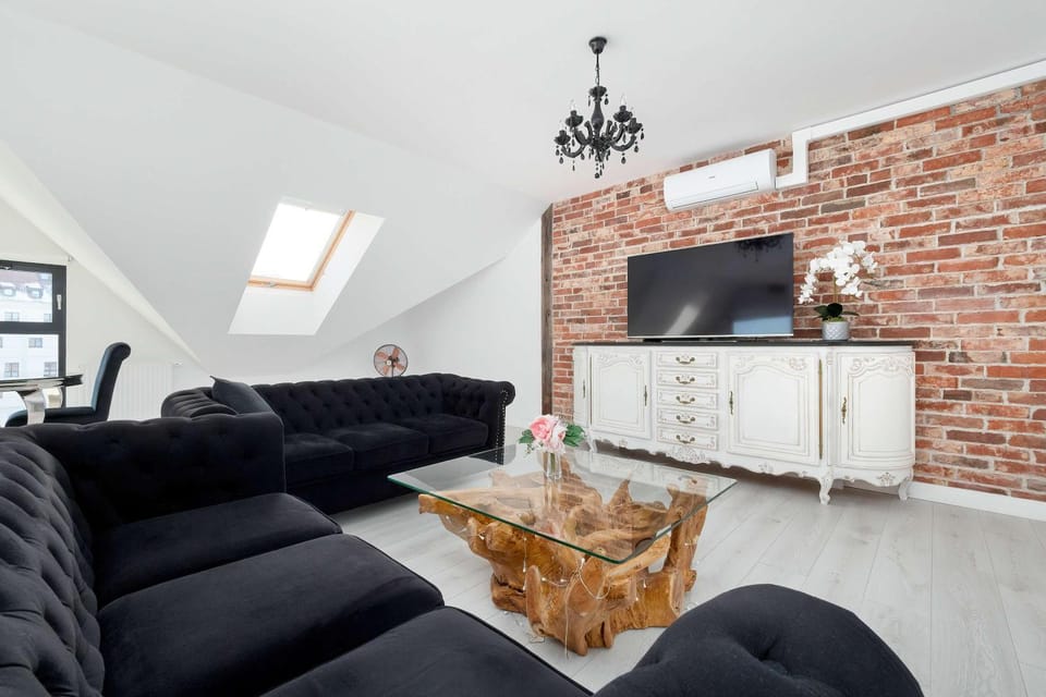 TV and multimedia, Living room, Seating area, Evening entertainment