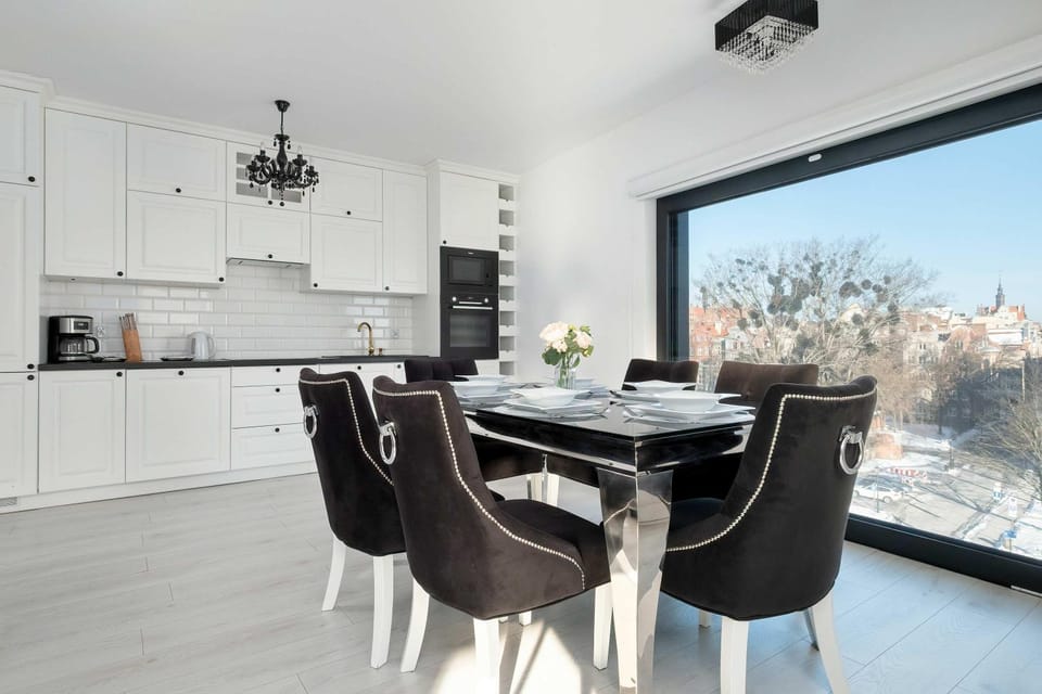 Kitchen or kitchenette, Dining area, stove