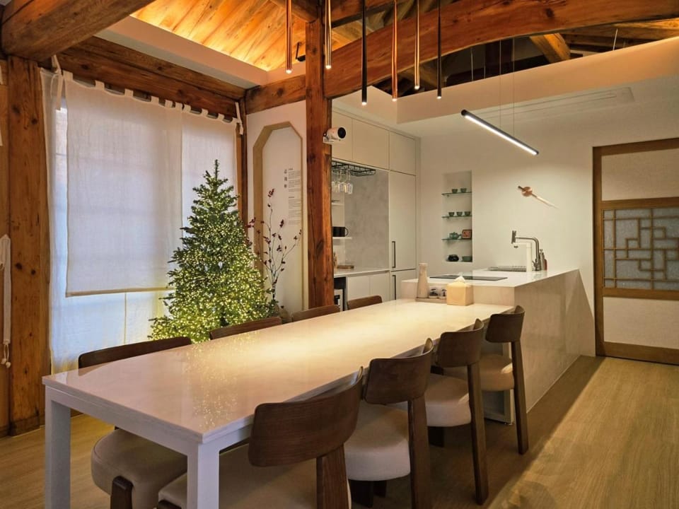 Kitchen or kitchenette, Dining area