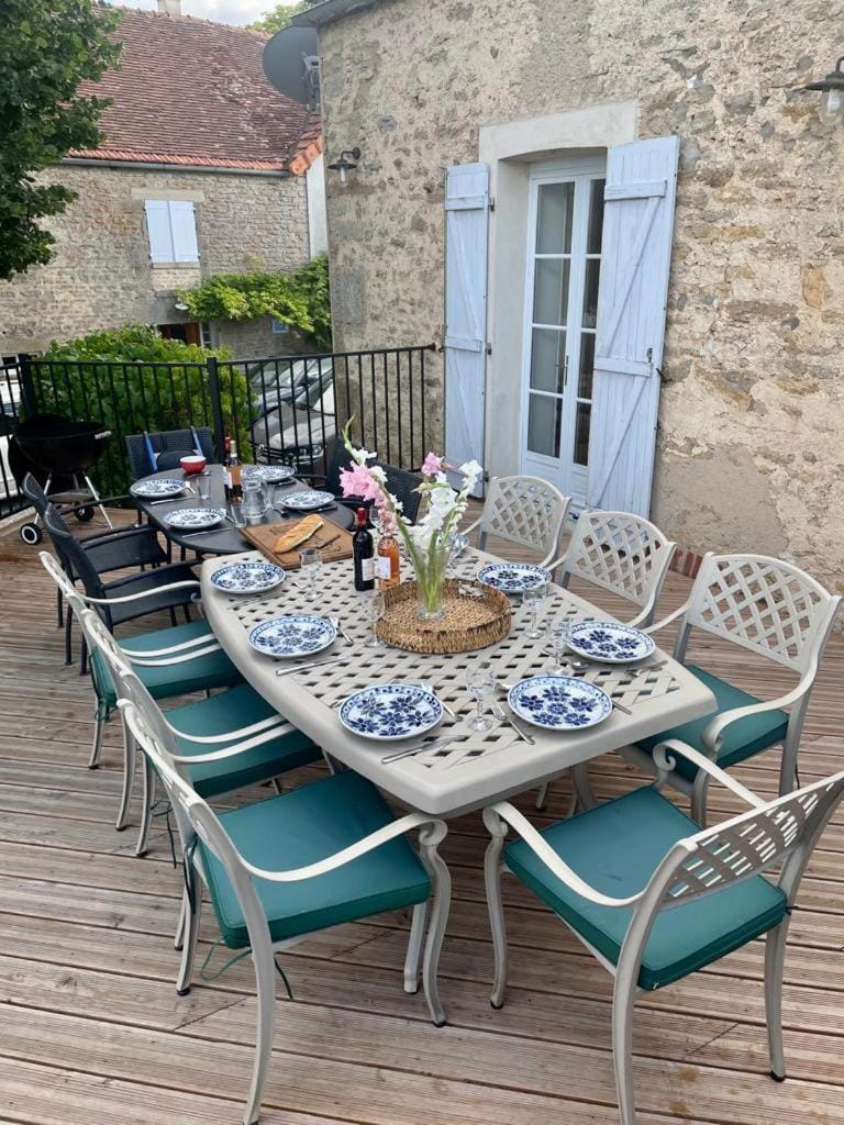Property building, Patio, Day, Balcony/Terrace, Food and drinks, Dining area, Breakfast