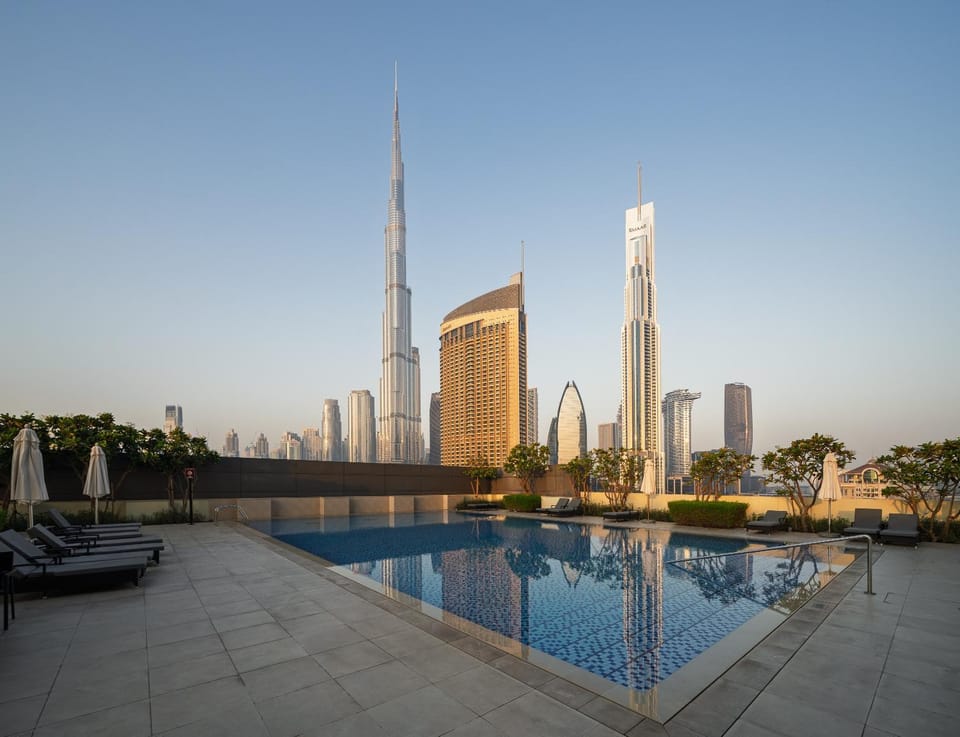 Nearby landmark, Neighbourhood, City view, Swimming pool, sunbed