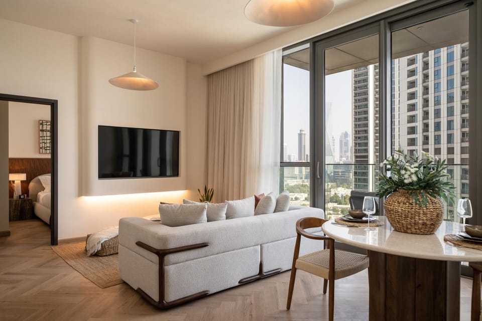 TV and multimedia, Living room, Decorative detail, Seating area, Dining area, City view