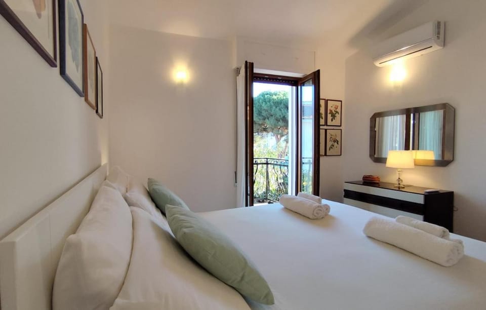 View (from property/room), Balcony/Terrace, Bedroom, locker, towels, wardrobe, air conditioner